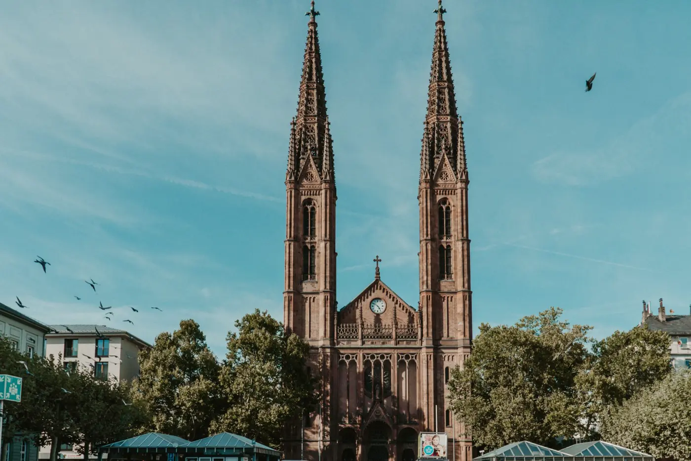 Blick über die Wiesbadener Innenstadt mit der Marktkirche